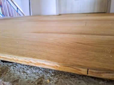 Profesyonel işçi yeni parke döşemeyi merdivenlerin yakınına kuruyor, yakın plan. Yüksek kalite fotoğraf