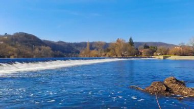 Çek Cumhuriyeti 'nde Berunka nehrinde akan kristal berrak su, doğa arka planı. Yüksek kaliteli FullHD görüntüler