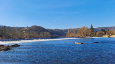 Çek Cumhuriyeti 'nde Berunka nehrinde akan kristal berrak su, doğa arka planı. Yüksek kaliteli FullHD görüntüler