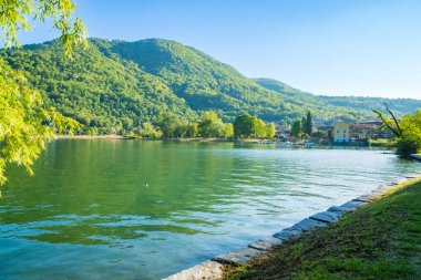 İsviçre dağlarındaki Caslano kasabasındaki Lugano Gölü 'nün bahar manzarası. Yüksek kalite fotoğraf