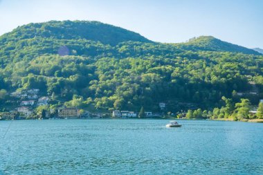 İsviçre dağlarındaki Caslano kasabasındaki Lugano Gölü 'nün bahar manzarası. Yüksek kalite fotoğraf