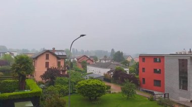 Caslano- Switzerland - 2 Mayıs 2025: İsviçre ve İtalya sınırındaki Lugano Gölü 'nün üst manzarası. Yüksek kaliteli FullHD görüntüler