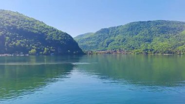 İsviçre 'nin Caslano şehrindeki Lugano Gölü' nde Campione Italia, Lombardy bölgesinin diğer banka komünü. Yüksek kaliteli FullHD görüntüler