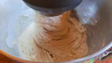 Ekmek hamurunu mikserle çabucak yoğurmak. Ev yapımı pişirme, ekmek yapma. Yüksek kaliteli FullHD görüntüler