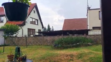 Çek Cumhuriyeti 'nde yaz yağmuru sırasında evin bir kısmı ve güzel manzara. Yüksek kaliteli FullHD görüntüler