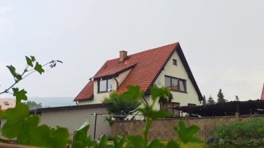 Çek Cumhuriyeti 'nde yaz yağmuru sırasında evin bir kısmı ve güzel manzara. Yüksek kaliteli FullHD görüntüler