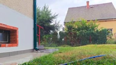 Çek Cumhuriyeti 'nde yaz yağmuru sırasında evin bir kısmı ve güzel manzara. Yüksek kaliteli FullHD görüntüler