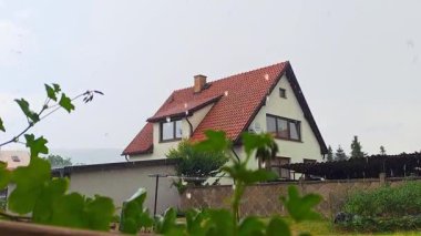 Çek Cumhuriyeti 'nde yaz yağmuru sırasında evin bir kısmı ve güzel manzara. Yüksek kaliteli FullHD görüntüler