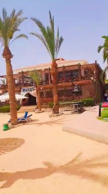 Palmiye ağaçları ve lüks villalarla çevrili pitoresk bir plajın sakinliğini hissedin. Huzurlu turkuaz sular sizi Mısır 'ın muhteşem manzaralarında rahatlamaya ve maceraya davet ediyor.