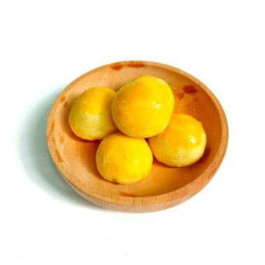 İçinde ananas reçeli olan ananaslı turta ya da nastar. Kurban Bayramı ve beyaz arka planda izole edilmiş diğer özel anlar için popüler..