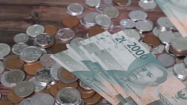 루피아 더미에 루피아 단위의 인도네시아 지폐를 하나씩 배치하십시오 — 비디오