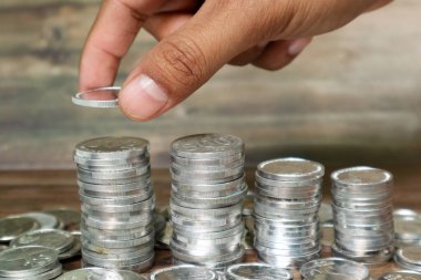 Gümüş sikkeleri, gümüş paraları, Endonezya rupiasını, finans ve ekonomik kavramları biriktiren kişi