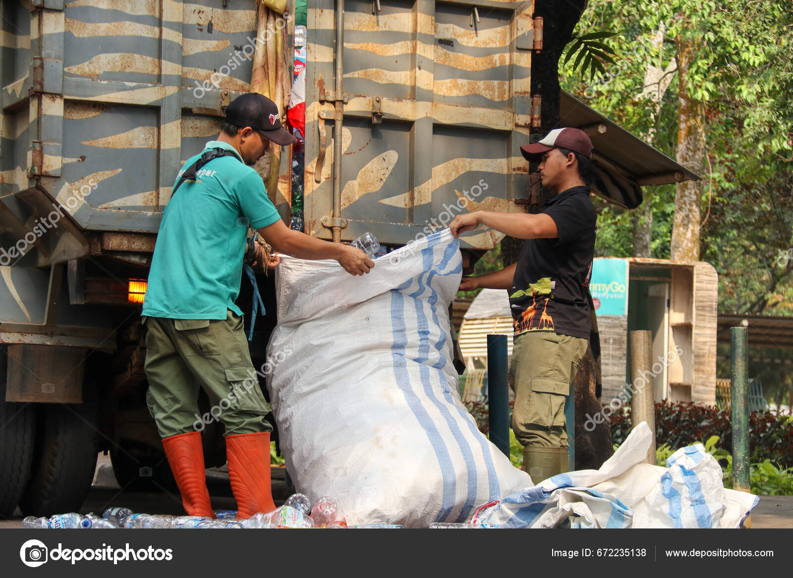 Jakarta Indonesia August 2023 Garbage Cleaner's Assistant Collecting