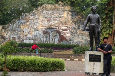jakarta, Endonezya - 13 Ağustos 2023: Ragunan Hayvanat Bahçesi 'ndeki ulusal kahramanların heykelleri ve hayvan yardım duvarları