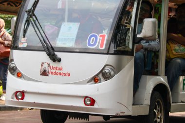 Jakarta, Endonezya - 13 Ağustos 2023: Ziyaretçilerin ragunan hayvanat bahçesinde dolaşmasını kolaylaştıracak bir turist arabası.