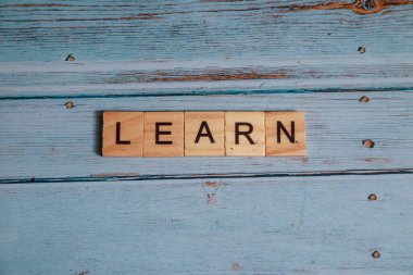 Ahşap kiremit alfabesinden ahşap doku arkaplanını öğrenin