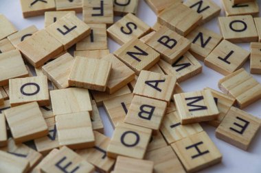 Tahta kiremit alfabesi yığını