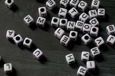Tahta doku arkaplanındaki alfabe blokları