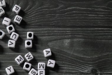 Tahta doku arkaplanındaki alfabe blokları