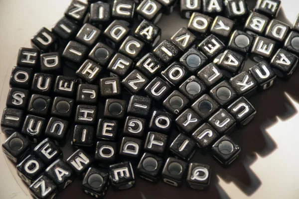 Tahta doku arkaplanındaki alfabe blokları