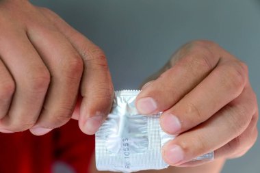 Birisi ilaç ambalajı, sağlık ve tıbbi konsept açmaya çalışıyor