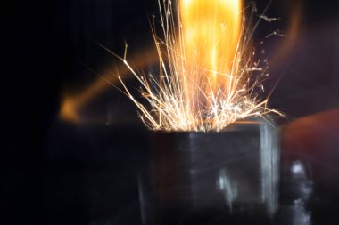 Çakmağın kıvılcımlarını kapat