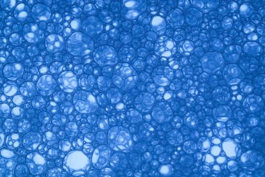 Soyut mavi su arka planı ve sabun köpüğü deseni. Mavi su sabun köpüğü arkaplanı makro şat ile kapatın
