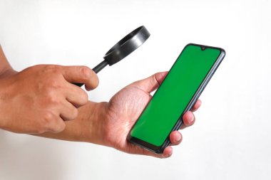 Yeşil ekranlı akıllı telefonları tutan ellerin kapatılması ve beyaz arkaplanda izole edilmiş büyüteçleri kullanarak bir aygıt veya uygulama araması gerçekleştirilmesi