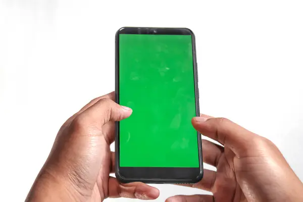 Yeşil ekranlı akıllı telefonları tutan ve beyaz arkaplanda izole edilmiş aygıtı kullanan, ortam aktarım veri dosyalarını paylaşan, monitöre dokunan, ücretsiz kopyalama alanı gösteren ellerin yakın plan görüntüsü