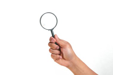 Beyaz arkaplanda el ele tutuşan büyüteç.