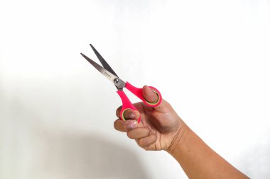 El ele tutuşan makas izole edilmiş beyaz arkaplan