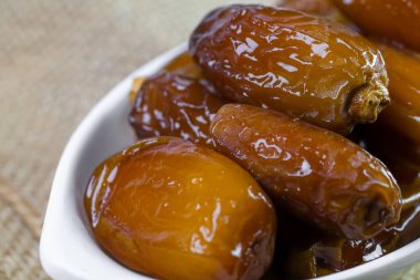 Meyveleri salkım salkım dizilin;