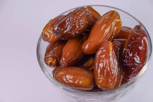 Meyveleri salkım salkım dizili muz ağaçları,