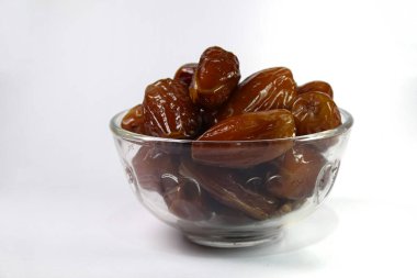 Meyveleri salkım salkım dizili muz ağaçları,