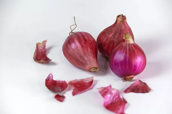 Üç arpacık soğanı ve beyaz tenli kırıntıları.