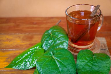 Bardak betel ve tarçınlı bitki çayıyla dolu. 