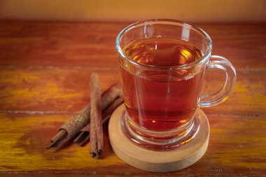 Bardak betel ve tarçınlı bitki çayıyla dolu. 