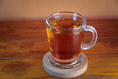 Bardaklar betel yapraklı bitki çayıyla dolu. 