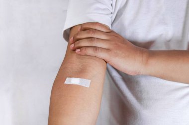 Kan bağışı kavramı, iğne yaptıktan sonra kolu kapat.