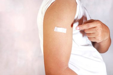 Kan bağışı konsepti, el ve kol arasında iğne izleri.