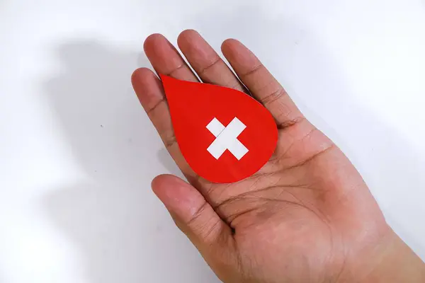 Kan bağışı kavramı, kan damlalarının sembollerini tutan eller. 