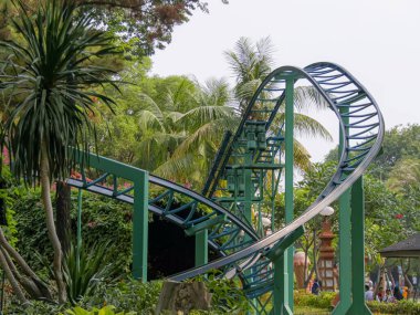 Dufan eğlence alanında mini lunapark treni rayları,