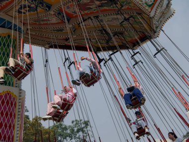 Jakarta, Endonezya - 4 Ağustos 2024: ziyaretçiler Dufan, Jakarta 'daki Dalga Eş Değiştiren veya Ontang anting gezisinin keyfini çıkarın.