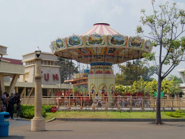 Jakarta, Endonezya - 4 Ağustos 2024: Dufan, Jakarta 'da Wave Swinger veya Ontang anting oyunu.