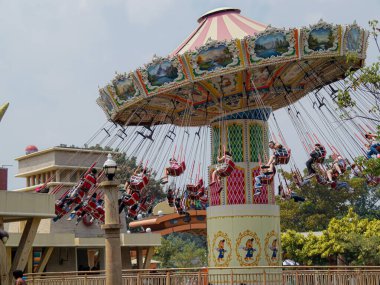 Jakarta, Endonezya - 4 Ağustos 2024: Dufan, Jakarta 'da Wave Swinger veya Ontang anting oyunu.