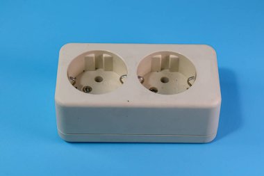 soket ve fiş mavi üzerine izole,