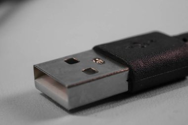 Beyaz arkaplanda siyah USB kablo başlığını kapat,