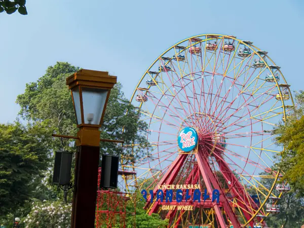 Jakarta, Endonezya - 4 Ağustos 2024: Dufan, Jakarta 'da bir turistik bölgede büyük dönme dolap