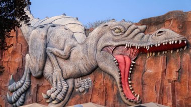 Jakarta, Endonezya - 4 Ağustos 2024: Dufan eğlence parkının duvarında T-Rex karakteri