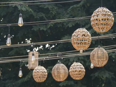 Parti ya da kutlama için açık hava dekoratif avize dekorasyonu.